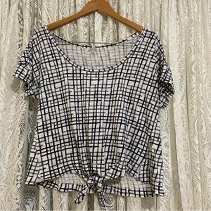 Kismet short sleeved T-Shirt with tie in front.